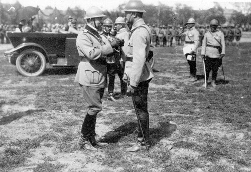 10.Regele Ferdinand il decoreaza pe Locotenentul Ghica din Regimentul 14 artilerie