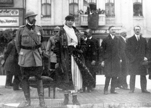 18. Regele Ferdinand, Regina Maria si Iuliu Maniu in Piata Unirii din Oradea