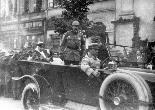 19. Suveranii Romaniei ajung la Episcopia din Oradea