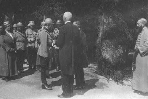 2. Primarul orasului Bekes-Csaba ofera Regelui Ferdinand paine si sare