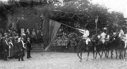 28. Taranii bihoreni trec pin fata Regelui si Reginei