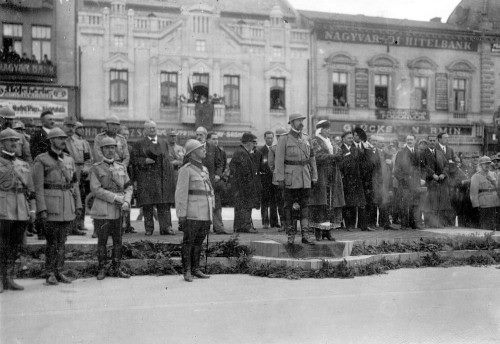 29. Suveranii primesc defilarea trupelor romane la Oradea