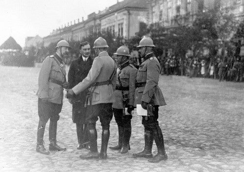 3. Regele Ferdinand discutand cu Iuliu Maniu si generalii Prezan,Mardarescu si Panaitescu la Bekes-Csaba