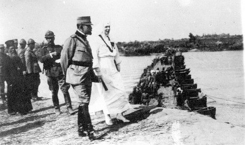 32. Regele Ferdinand si Regina Maria asista la momentul trecerii Tisei de catre trupele din Divizia 2-a , 13 august 1919