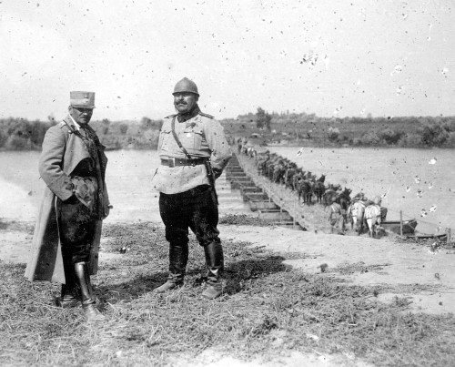 33. Generalii Mosoiu si Olteanu asistand la trecerea Tisei