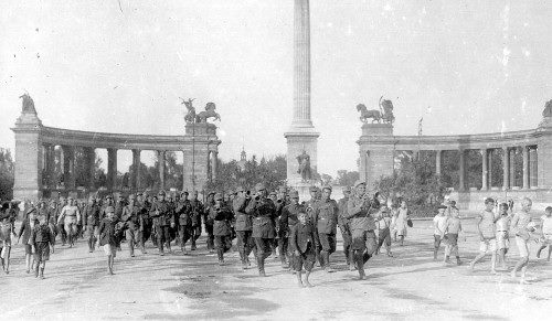 35. Regiment romanesc de Vanatori in centrul Budapestei
