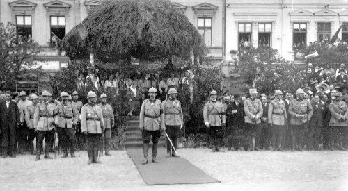 4.In asteptarea defilarii trupelor romane la Bekes-Csaba