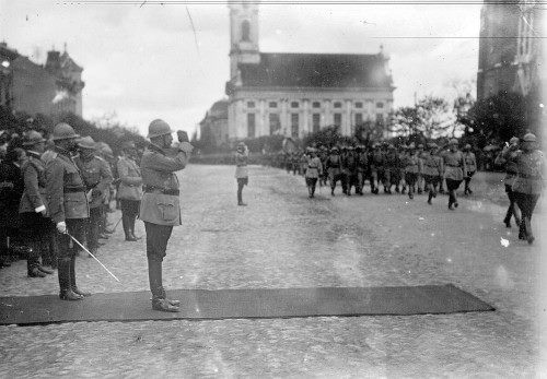 6. Regele Ferdinand primeste defilarea trupelor in Bejes-Csaba