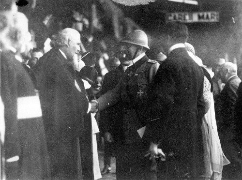 7. Regele Ferdinand intampinat de prelatii catolici din Careii Mari