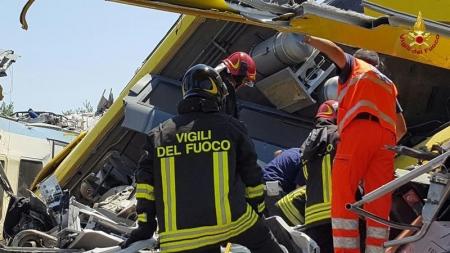 Pompieri al lavoro sul luogo del disastro ferroviario nel Barese