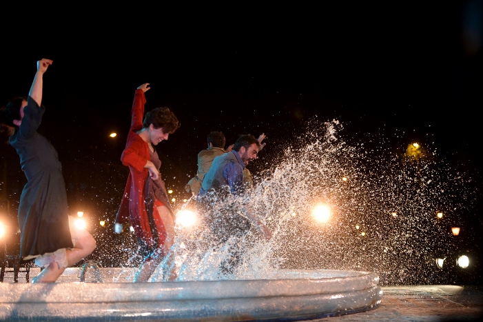 Teatru in piscina