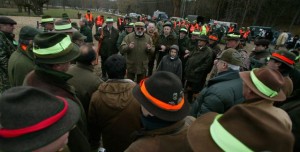 Ion Tiriac le explica invitatilor la vanatoarea organizata pe domeniul de la Balc, judetul Bihor, regulile ce trebuie respectate