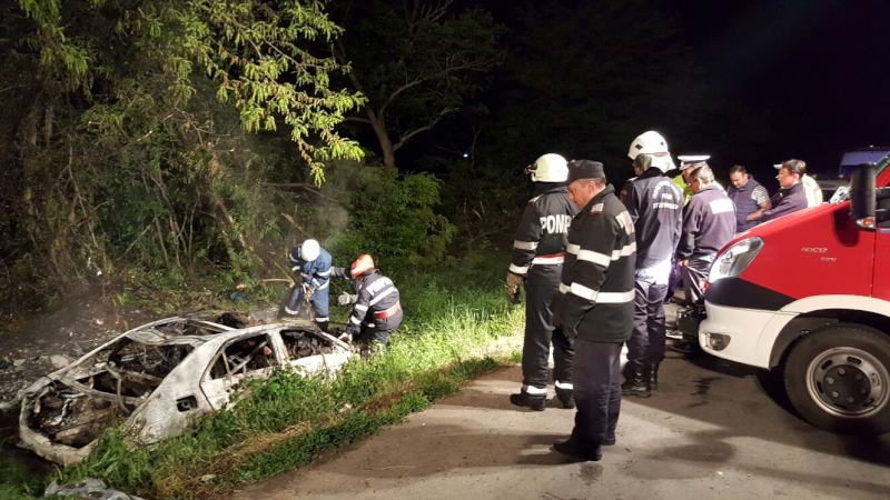 Masina incendiu pompieri